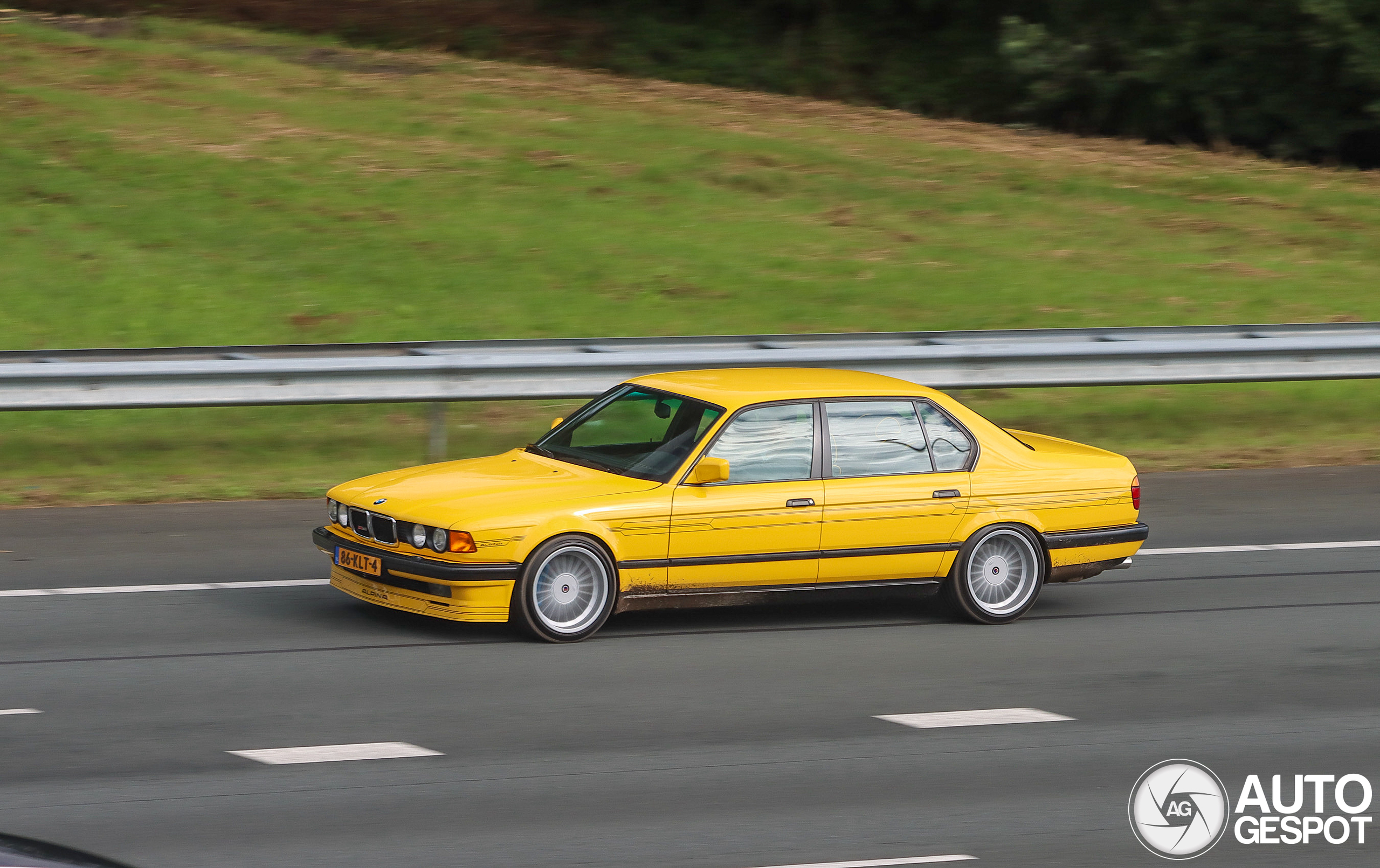 Een Alpina in het geel? Dit exemplaar trekt de aandacht op de snelweg