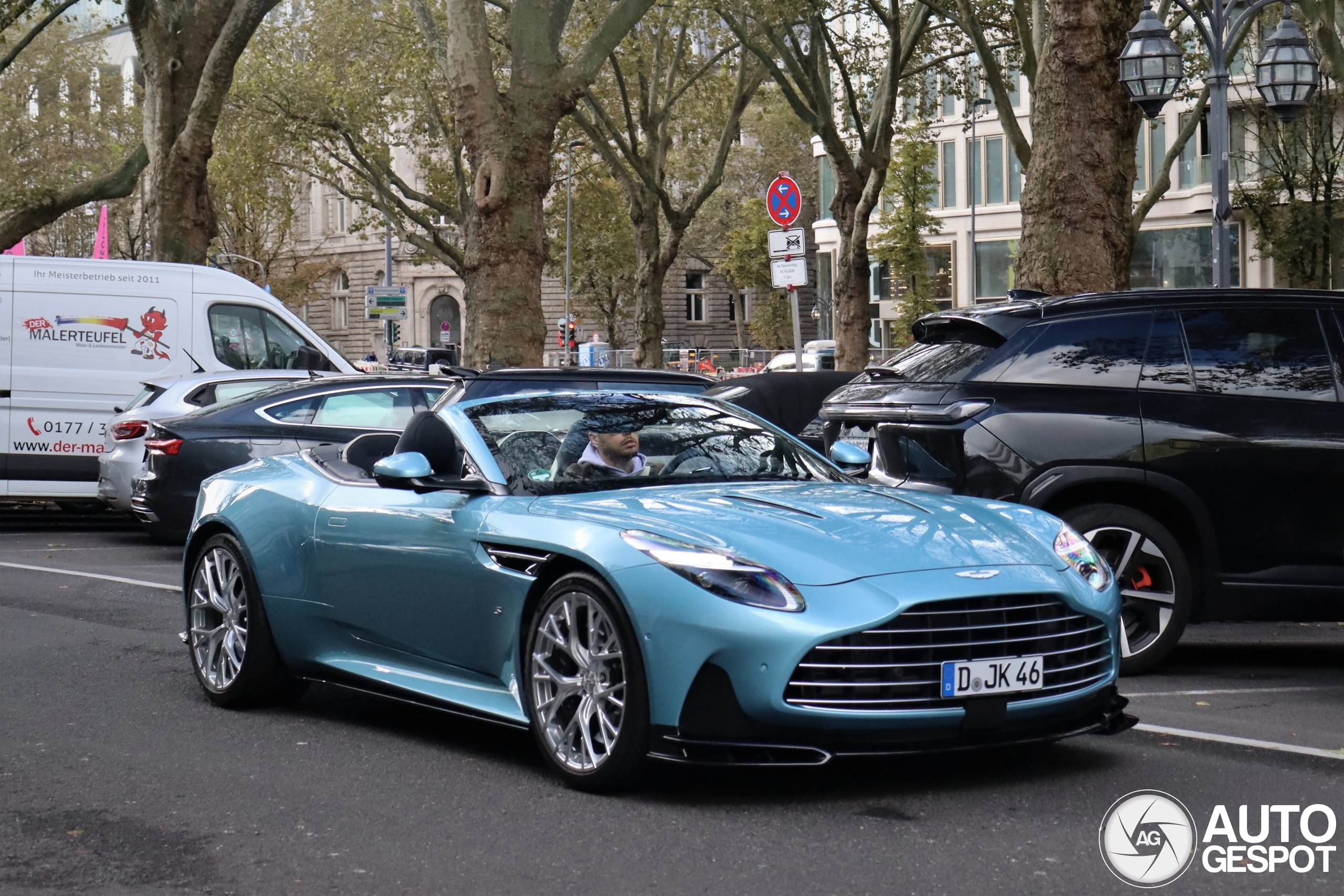 Droomspec op de Königsallee: Lichtblauwe Aston Martin DB12 Volante