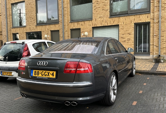 Audi S8 D3