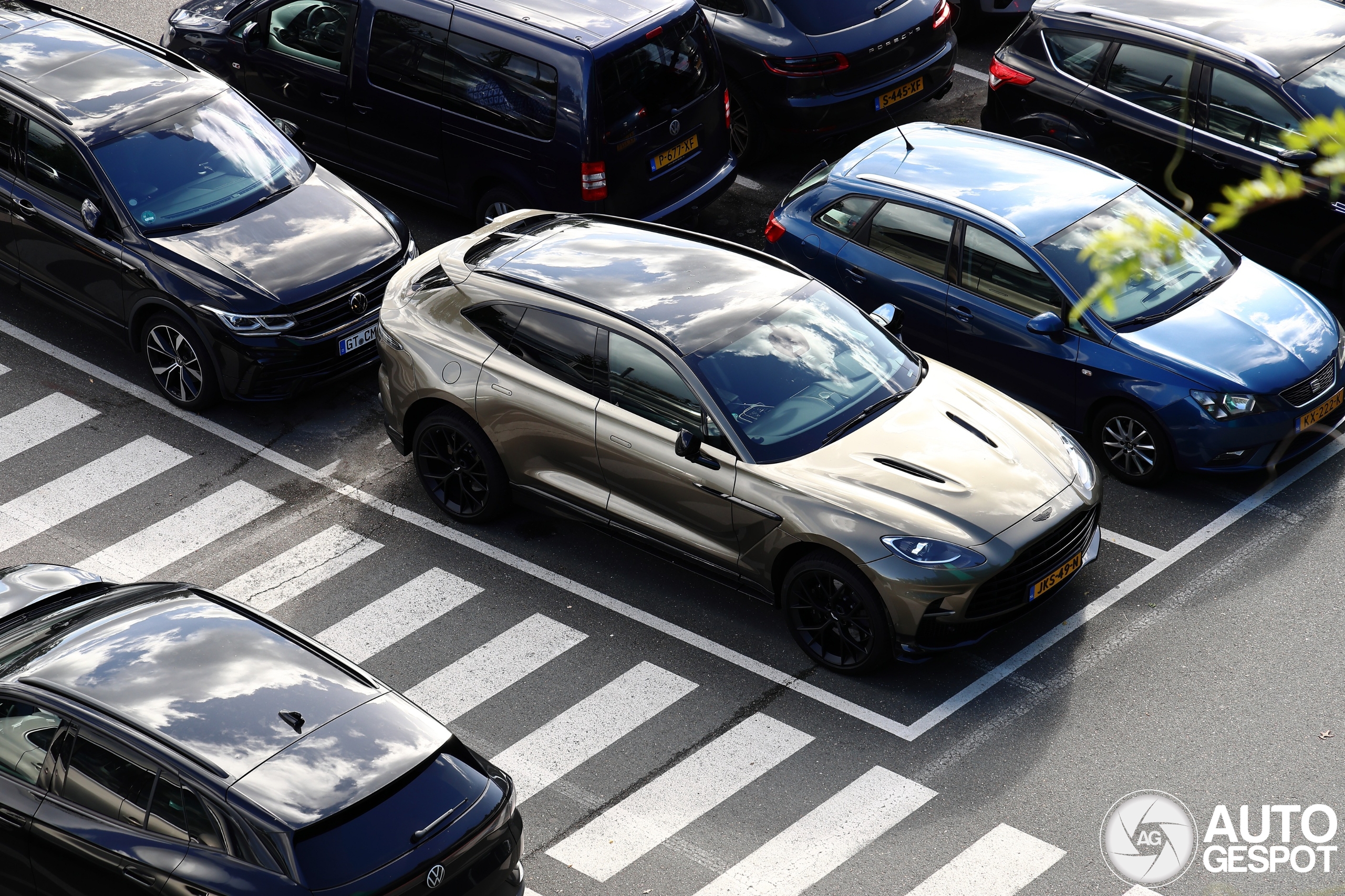 Aston Martin DBX707