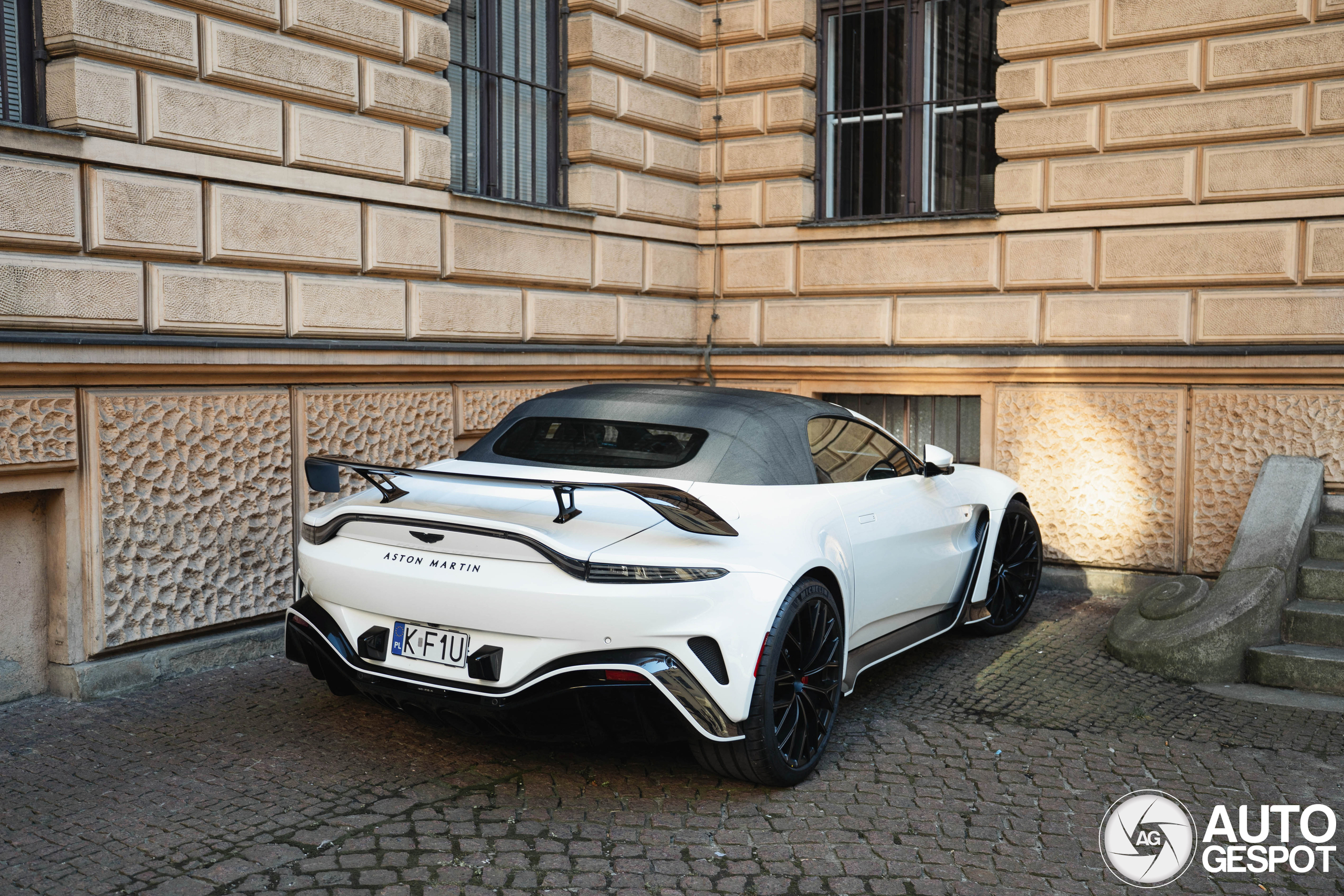 Aston Martin V12 Vantage Roadster 2023