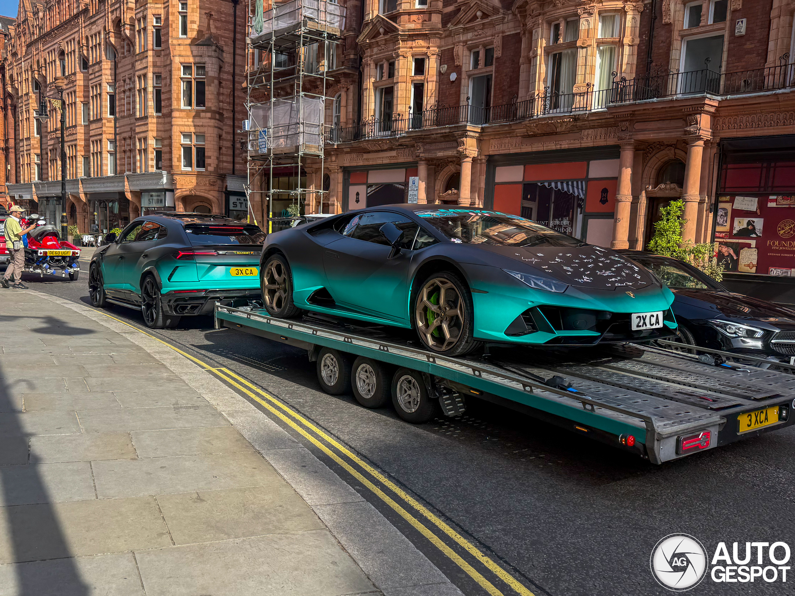 Lamborghini Urus neemt zijn broertje op sleeptouw
