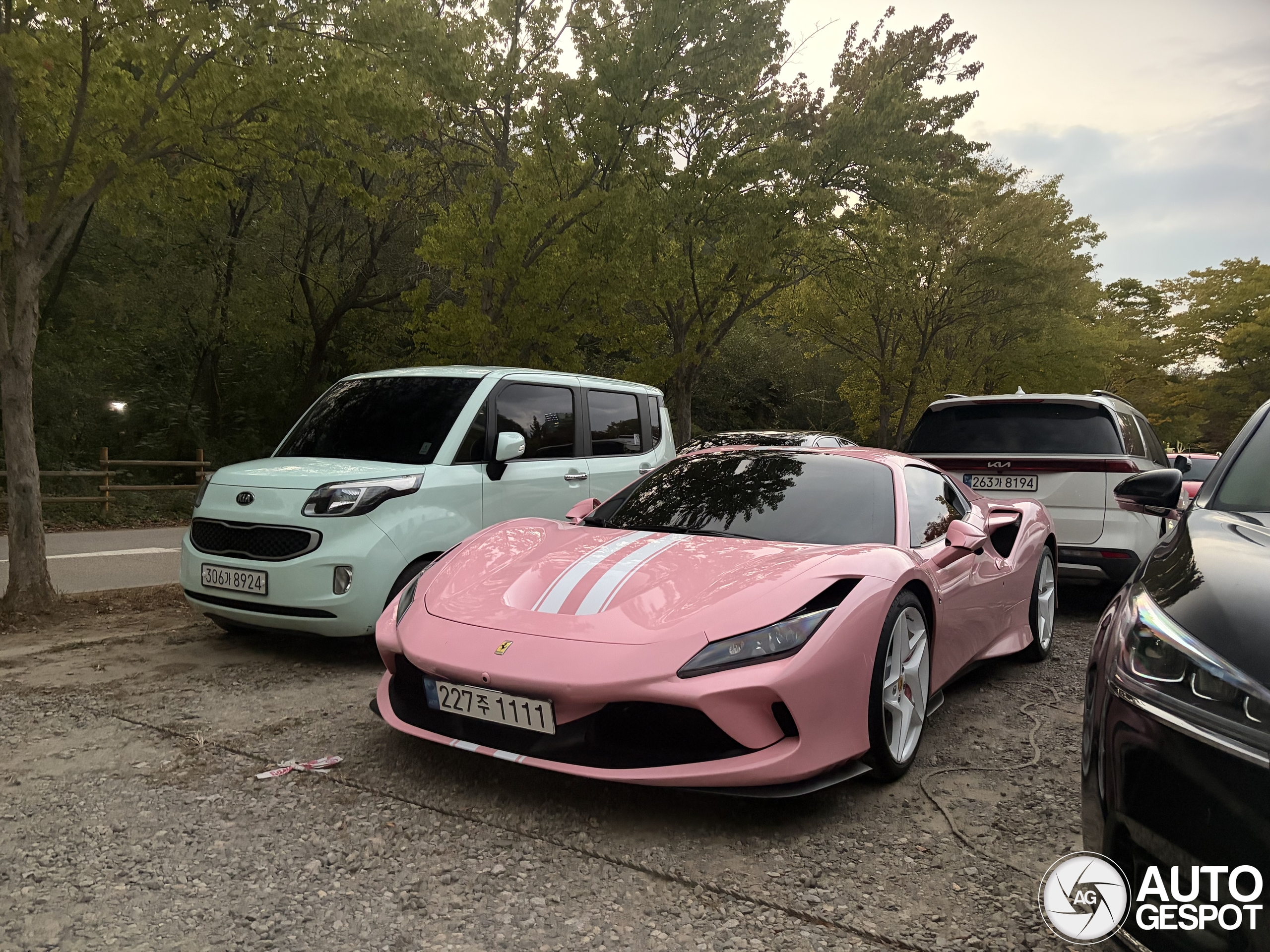 Een bijzondere pastelroze Ferrari F8 Spider in Zuid-Korea