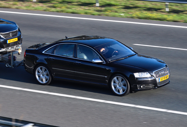 Audi S8 D3