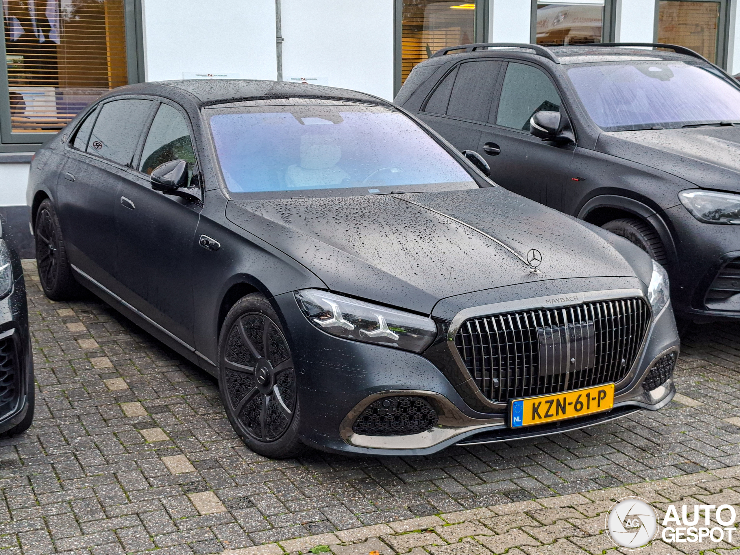 Welke eindbaas van Nederland rijdt in deze Mercedes-Maybach?