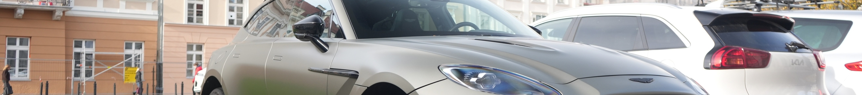 Aston Martin DBX707