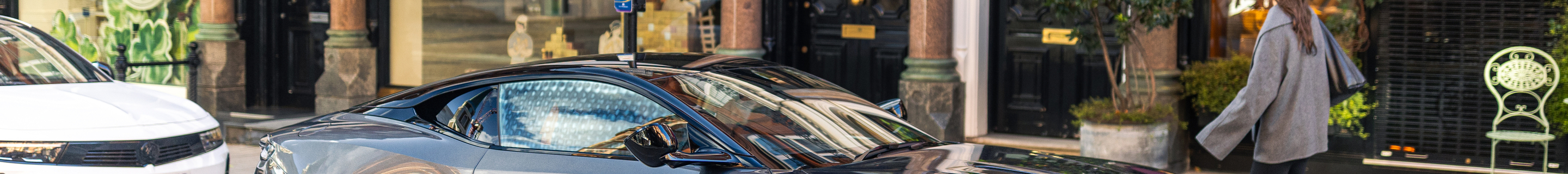 Aston Martin DB12