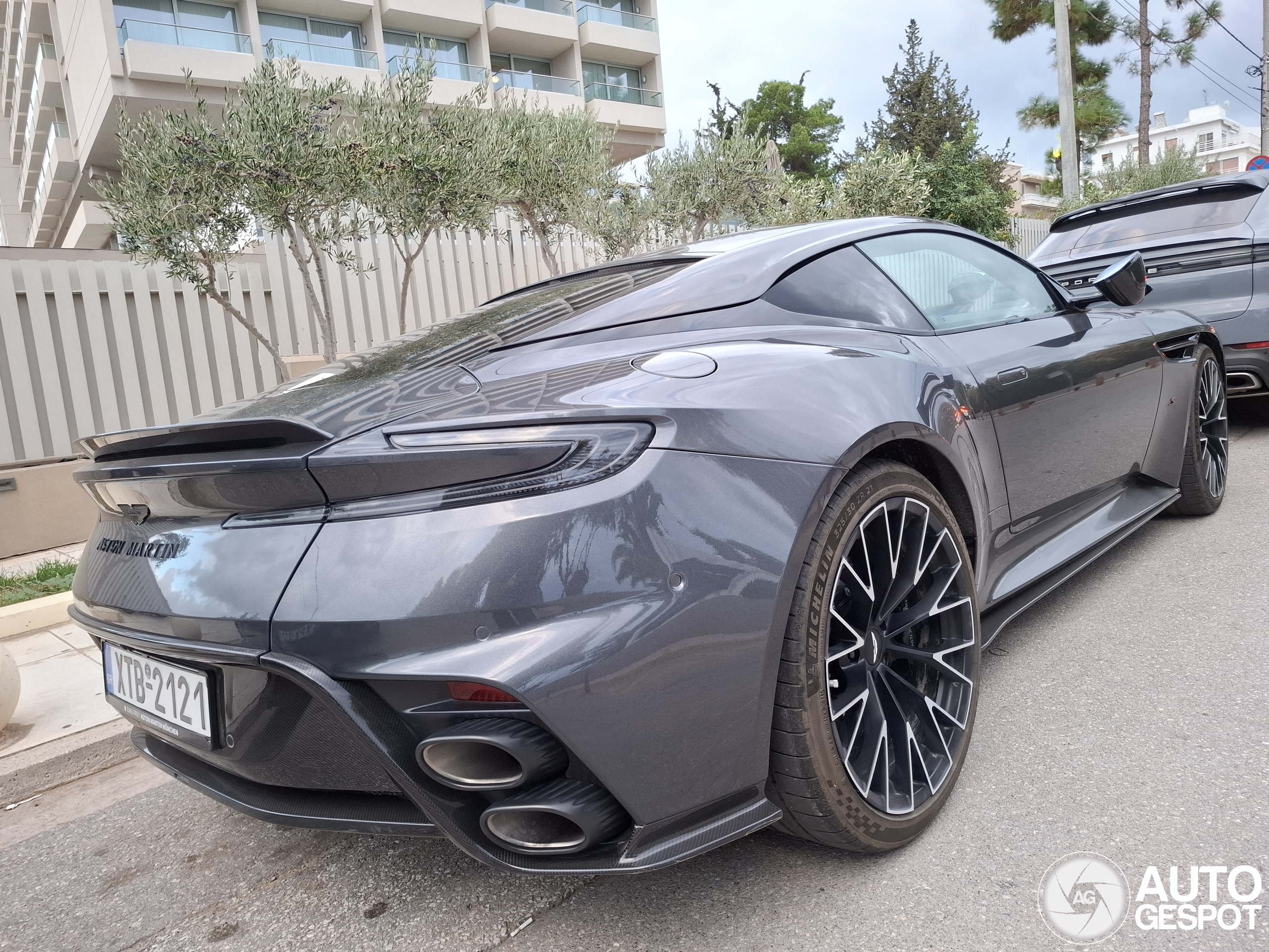 Aston Martin DB12 S