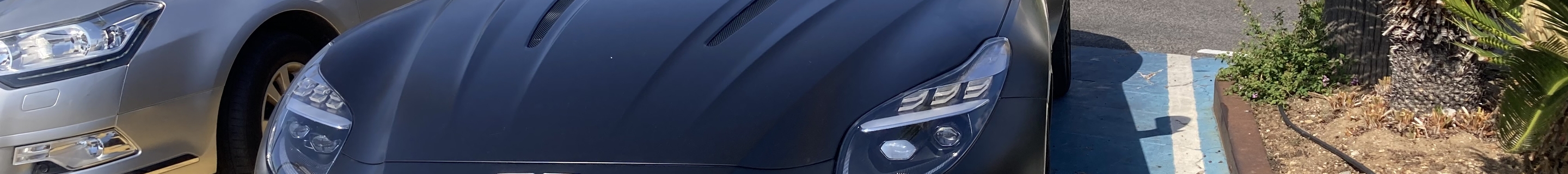Aston Martin DB12