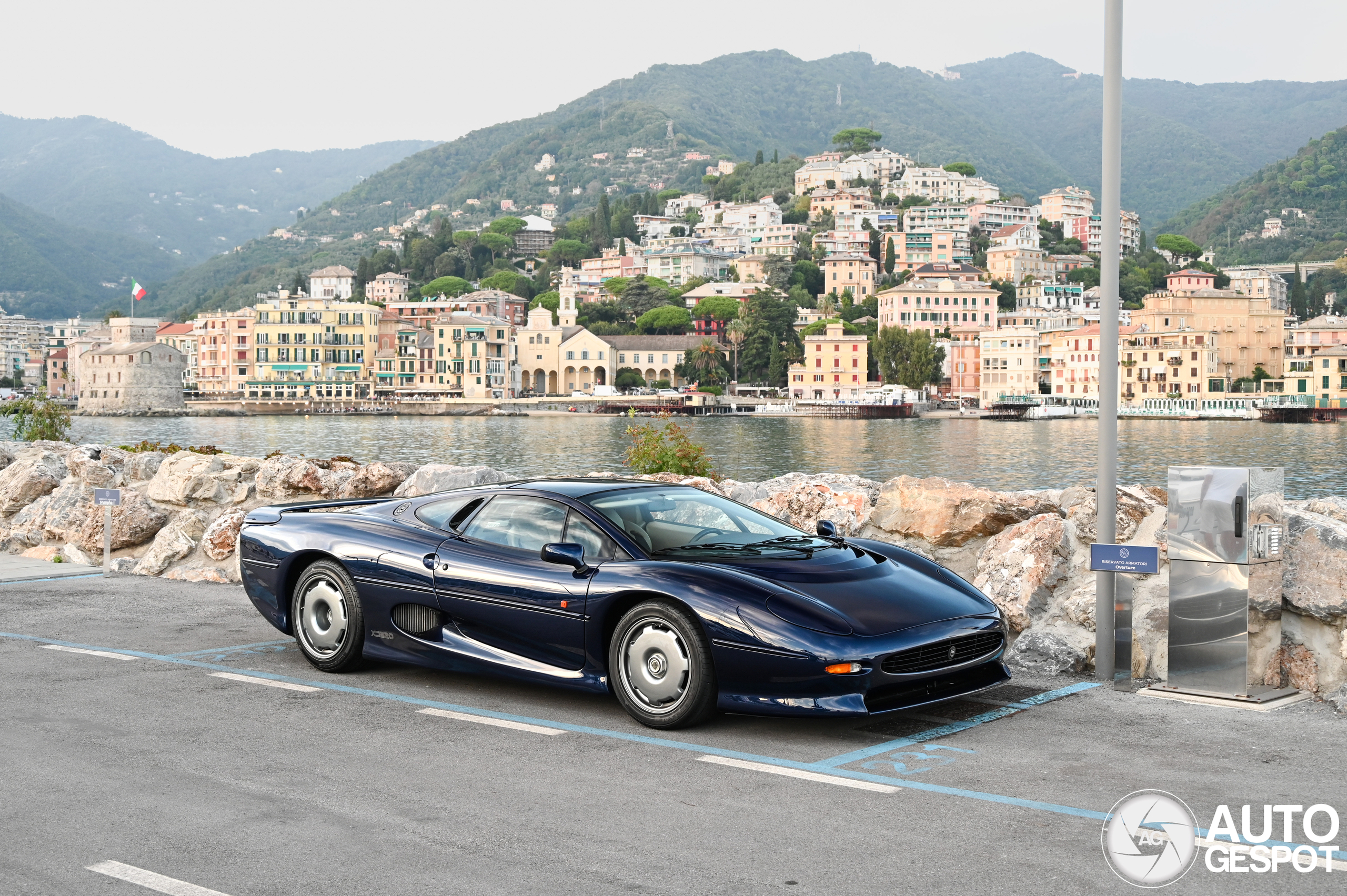 Jaguar XJ220