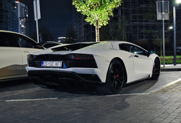 Lamborghini Aventador S LP740-4